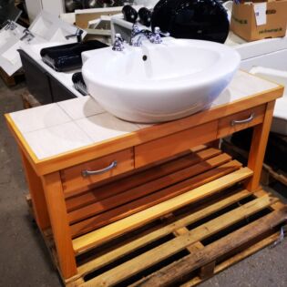 Badeværelsesmøbel med vask og armatur - 120x42cm