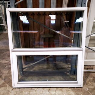 2 delt trævindue, nederste vindue oplukkelig - 119 x 128 cm
